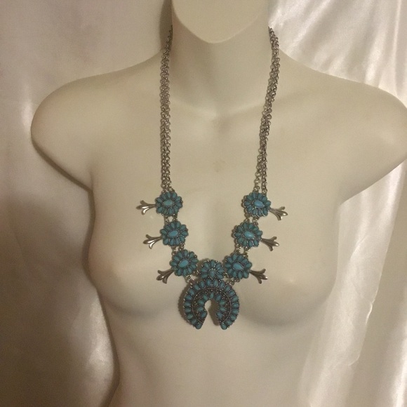 Horseshoe-shaped Alloy Squash Blossom Turquoise Necklace And Earrings - Picture 6 of 6
